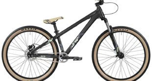 Dirt BMX Bike Dirt BMX – Capriolo Dirtbike Beast 26 Zoll Die Leichtbauweise stellt die Haupteigenschaft des Bikes dar. Obwohl das Dirt BMX mit 26-Zoll-Rädern relativ groß ist, wiegt es lediglich 13 kg. Das Bike wird zu 90% vormontiert geliefert. Die Restmontage wird im Handbuch genau erklärt und erfordert keine besonderen handwerklichen Fähigkeiten. Steht das fertige »Beast« vor einem, fällt schnell die gute Verarbeitung auf. Auffällig ist auch das Design: Die giftgrünen Züge auf schwarzer Grundlackierung wirken frech und dynamisch und machen das BMX zu einem echten Hingucker. Die Konstruktionsart wirkt trotz Leichbauweise sehr stabil. Das Dirt BMX eignet sich für Fahrer ab einer Körpergröße von 150 cm. Das Fahrrad weist auf wechselndem Terrain sehr gute Fahreigenschaften auf. Dank V-Brakes ist der Bremsweg äußerst kurz, des Weiteren lässt sich das Bike weich und präzise lenken. Dank werksseitig fein abgestimmter Federung weist das BMX sehr hohe Fahrstabilität auf. Fazit: Das »Beast« aus dem Hause Capriolo besticht mit hohem technischen Standard, sehr guter Verarbeitung und frechem Design. BMX Capriolo Beast bei Amazon bestellen Dirt BMX – mafiabike Blackjack 26 Zoll Ein Fahrrad nicht nur für Mafiosi: Das Blackjack Dirt BMX begeistert hinsichtlich Technik ebenso wie in puncto Design. Doch beginnen wir von vorn. Das Bike wird zu 85% vormontiert geliefert. Pedale, Vorderrad, Sattel und Lenker müssen noch angebracht werden. Handwerkliche Grundkenntnisse und ein gut ausgestatteter Werkzeugkoffer reichen aus, um das Dirt BMX startklar zu machen. Die Montageanleitung beschreibt die nötigen Schritte ausführlich und gut verständlich. Wir nehmen das fertig montierte Dirt BMX genau unter die Lupe und stellen fest: Das Bike der Marke Mafiabikes besticht mit der Kombination aus sehr guter Verarbeitung und stabiler Konstruktionsweise. Anschließend legen wir den Fokus auf die Fahreigenschaften und testen das Bike zunächst auf verschiedenen Strecken. Der bislang positive Gesamteindruck bestätigt sich, denn das Dirt BMX beweist enorme Fahrstabilität, gute Federung und hohe Dynamik. Fazit: ein leistungsstarkes Dirt BMX mit großartigen Fahreigenschaften und tollem Design. BMX mafiabike Blackjack bei Amazon bestellen Dirt BMX – Bergamont Kiez 040 SP 26 Zoll